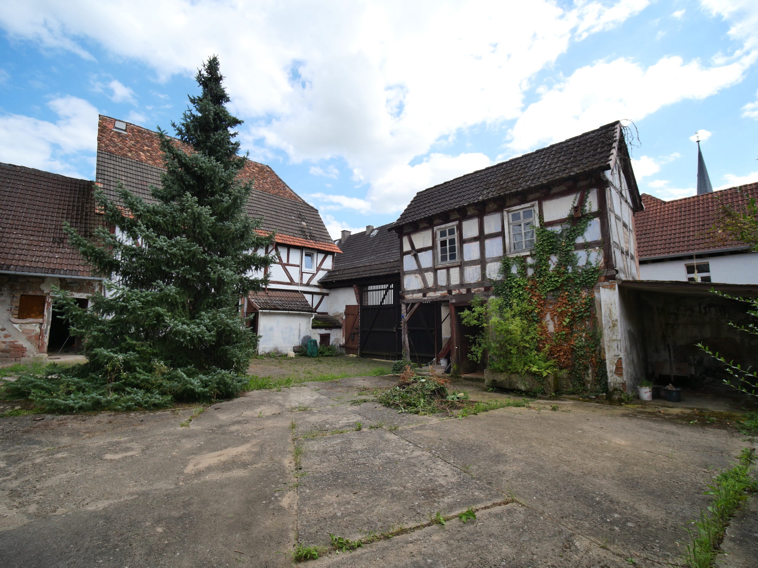 Hofreite-Haus-kaufen-Babenhausen-Innenhof-03 hofreite nahe darmstadt zu kaufen - blick auf haupthaus und nebengebäude